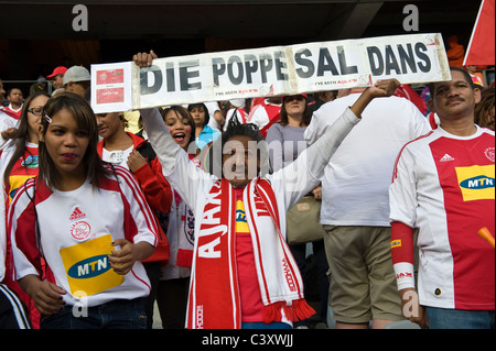 I sostenitori di Ajax Cape Town Football Club in Cape Town Stadium Cape Town, Western Cape, Sud Africa Foto Stock