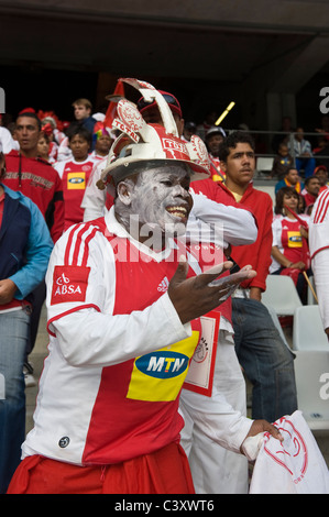 I sostenitori di Ajax Cape Town Football Club in Cape Town Stadium Cape Town, Western Cape, Sud Africa Foto Stock