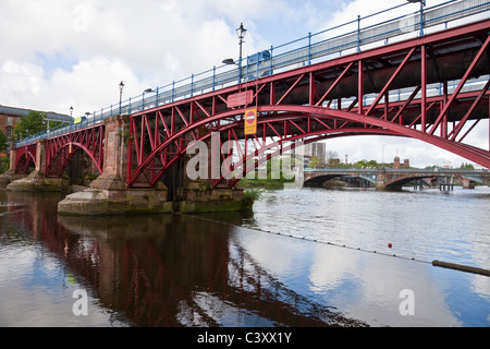 Stramazzo di marea e ponte tubo (1949) oltre il Fiume Clyde con il ponte di Albert visibile sotto la span. Foto Stock