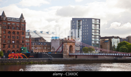 St Andrews sospensione ponte sul fiume Clyde nella zona centrale di Glasgow con la birra Tiger murale di Giovanni McFaul dell'McFaul Studio. La Scozia, Regno Unito Foto Stock