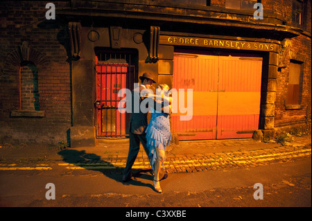 2ballerini di tango di notte a Kelham dell isola quartiere industriale di Sheffield Foto Stock