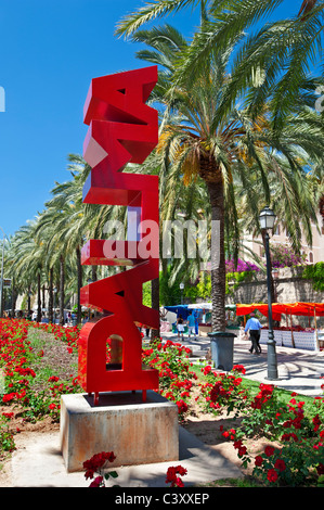 Mercato a Palma di Mallorca scultura lettere rosse segno su Av.de Gabriel Roca con palm alberata bancarelle del mercato Palma de Mallorca Spagna Spain Foto Stock