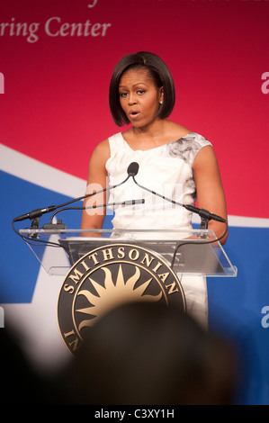 Michelle Obama e Jason Wu guardare la cerimonia inaugurale camice durante una cerimonia di presentazione presso lo Smithsonian, il museo nazionale di un Foto Stock