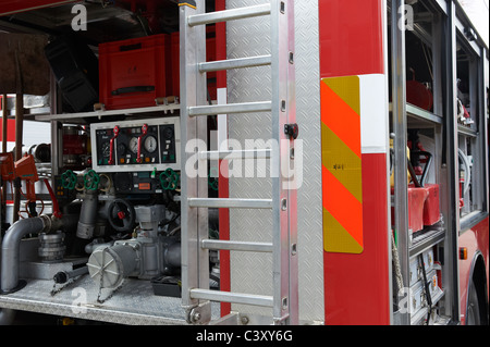 Motori Antincendio, i flessibili dell'acqua, degli ugelli e di altre attrezzature in una caserma dei vigili del fuoco. Repubblica ceca Foto Stock