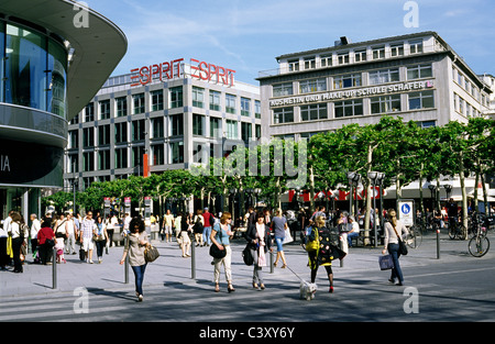 Persone a Hauptwache percorrendo a piedi la Zeil, la principale via dei negozi nella città tedesca di Francoforte am Main. Foto Stock