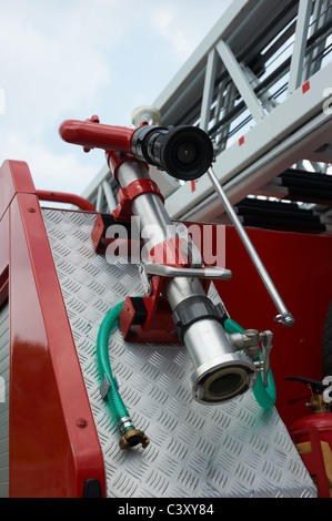 Motori Antincendio, i flessibili dell'acqua, degli ugelli e di altre attrezzature in una caserma dei vigili del fuoco. Repubblica ceca Foto Stock