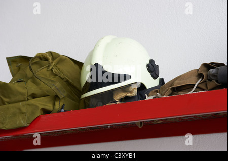 Motori Antincendio, i flessibili dell'acqua, degli ugelli e di altre attrezzature in una caserma dei vigili del fuoco. Repubblica ceca Foto Stock