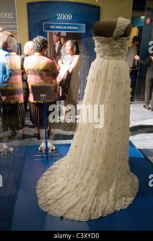 Michelle Obama e Jason Wu guardare la cerimonia inaugurale camice durante una cerimonia di presentazione presso lo Smithsonian, il museo nazionale di un Foto Stock