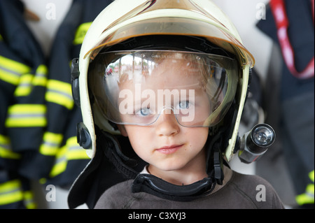 Motori Antincendio, i flessibili dell'acqua, degli ugelli e di altre attrezzature in una caserma dei vigili del fuoco. Repubblica ceca Foto Stock