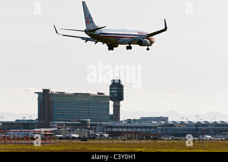 Un American Airlines Boeing 737 aereo jet sull approccio finale per l'atterraggio all'Aeroporto Internazionale di Vancouver, Canada. Foto Stock