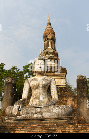 Statua di Pietra di Buddha seduto al Wat Sa Si in Sukothai parco storico, Thailandia Foto Stock