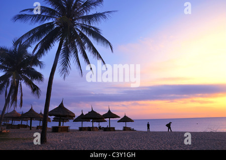 Paesaggio sulla spiaggia al tramonto Foto Stock