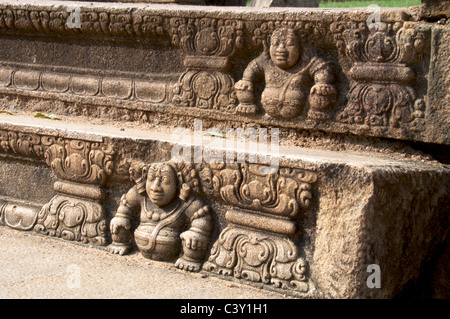 Dettaglio moonstone scolpito nelle fasi in ingresso al Palazzo Mahasena Anuradhapura Sri Lanka Foto Stock