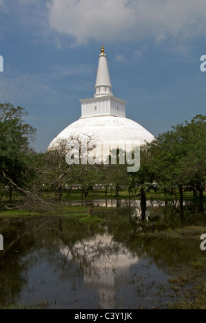 Ruvanvelisaya Dagoba riflessa nel lago di Anuradhapura Sri Lanka Foto Stock