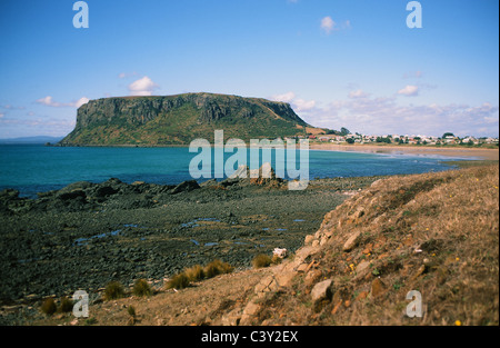 Formazione vulcanica di 'il dado', punto di riferimento della piccola città di Stanley a nord-ovest della costa della Tasmania, visto dal HIghfileld Foto Stock