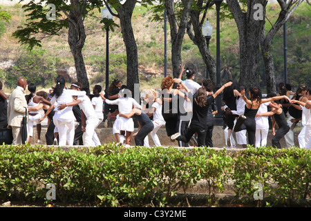 Giovani dancing in Havanna in Cuba Foto Stock