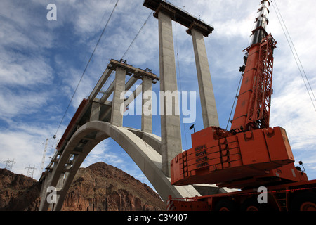 La diga di Hoover, costruzione del Mike O'Callaghan - Pat Tillman Memorial Bridge che costituisce una parte importante del bypass Foto Stock