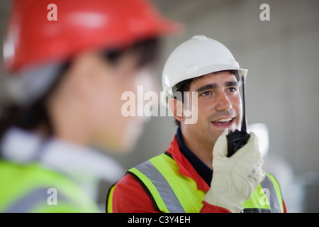 Builder parlando in un walkie-talkie Foto Stock