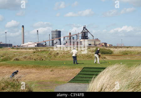 Redcar campo da golf con le acciaierie in background. Redcar, Cleveland, Inghilterra, Regno Unito. Foto Stock