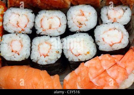 La cucina giapponese di sfondo - set di rulli e sushi Foto Stock