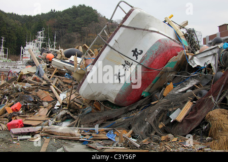 Una barca da pesca si è incagliata durante lo tsunami Otsuchi-cho Iwate Giappone Foto Stock
