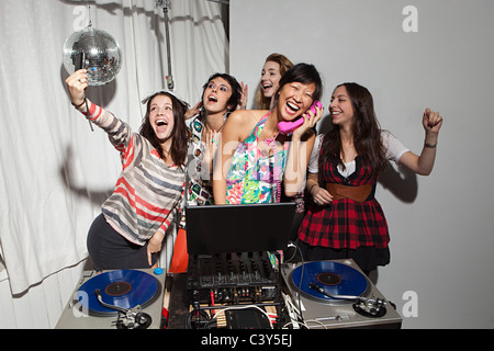 Disc jockey dancing a parte Foto Stock