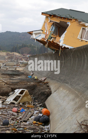 Una casa è stata allontanata dal Tsunami da qualche altra parte Kirikiri Otsuchi-cho città Iwate Giappone Foto Stock