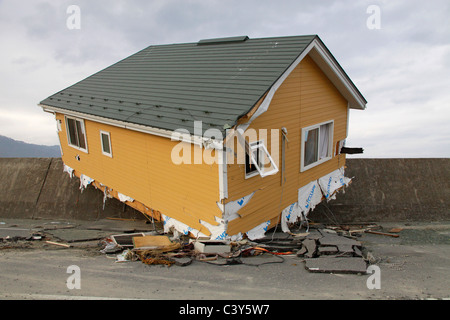 Una casa è stata allontanata dal Tsunami da qualche altra parte Kirikiri Otsuchi-cho città Iwate Giappone Foto Stock