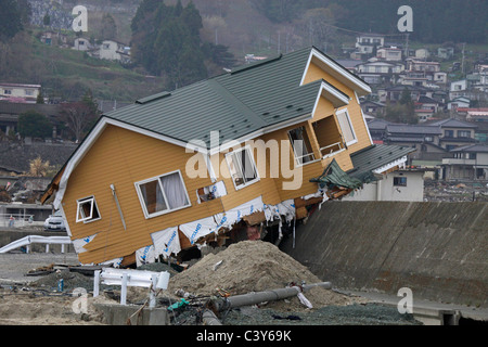 Una casa è stata allontanata dal Tsunami da qualche altra parte Kirikiri Otsuchi-cho città Iwate Giappone Foto Stock