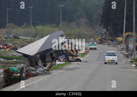 Un tsunami-deviati house si trova di fianco alla strada Kirikiri Otsuch-cho Iwate Giappone Foto Stock