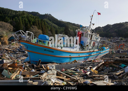 Una barca da pesca si è incagliata durante lo tsunami Otsuchi-cho Iwate Giappone Foto Stock