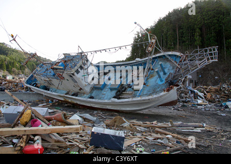 Una barca da pesca si è incagliata durante lo tsunami Otsuchi-cho Iwate Giappone Foto Stock