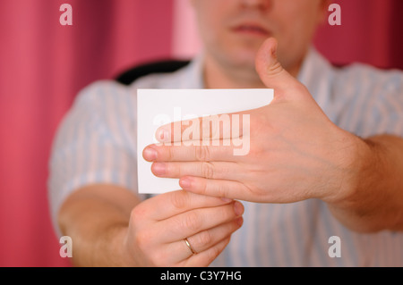 L'uomo si chiude una scheda a mano vuoto Foto Stock