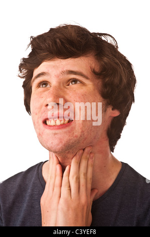 Un giovane uomo adulto con bad carnagione, strofinando la sua gola, preoccupati per la salute, REGNO UNITO Foto Stock