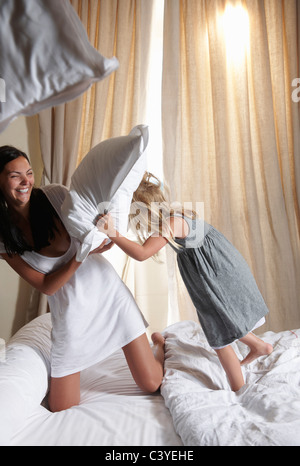 Cuscino lotta tra madre e figlia Foto Stock