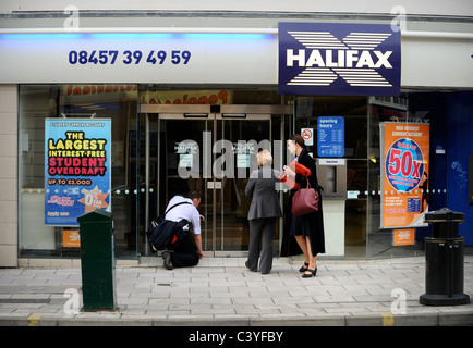 Il personale bloccarsi dopo il lavoro a Cheltenham filiale della Banca Halifax Re. Fusione di HBOS da Lloyds TSB nel 2008 / 2009 Foto Stock