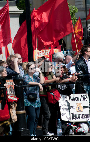 Pubblico al giorno di maggio al Rally di Trafalgar Square, Londra, Regno Unito, 2011 Foto Stock