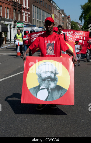 Giorno di maggio Parade, Tamil dello Sri Lanka Partito Comunista con immagine di Karl Marx, Theobalds Road, Londra, Regno Unito, 2011 Foto Stock