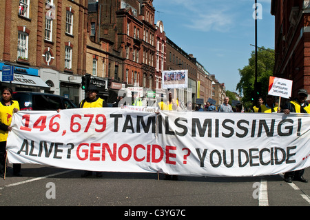 Giorno di maggio Parade, Tamil manifestanti hanno marciato verso il basso Theobalds Road, Londra, Regno Unito, 2011 Foto Stock