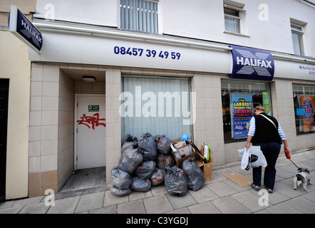 Un passante da al di fuori di una filiale della Halifax Bank a Cheltenham Regno Unito Foto Stock