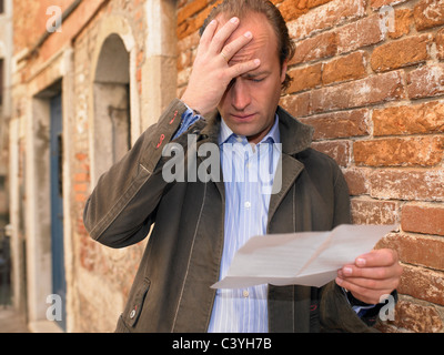 L'uomo la lettura di una lettera Foto Stock