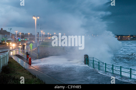 Le onde rompono sulla parete del mare durante una tempesta a Seaburn, Sunderland sulla costa nordorientale dell'Inghilterra Foto Stock