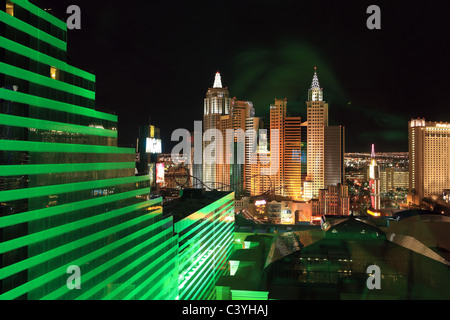 Vista notturna al MGM Grand oltre il New York New York Hotel & Casino in Las Vegas strip Foto Stock