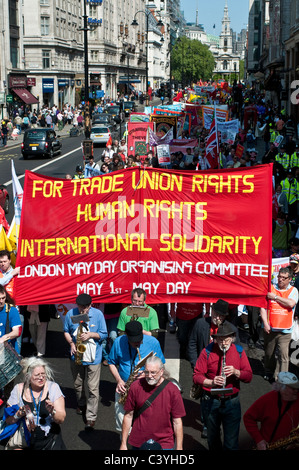 Giorno di maggio Parade, marciando verso il basso lo Strand, Londra, Regno Unito, 2011 Foto Stock