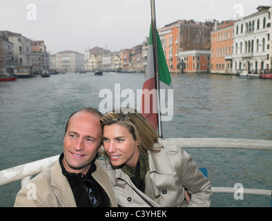 Giovane alla chiusa di Venezia, Italia Foto Stock