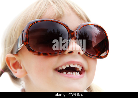 Carino bambina indossa occhiali da sole. Isolato su bianco. Foto Stock