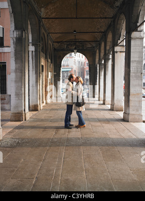 Giovane kissing a venezia, Italia Foto Stock