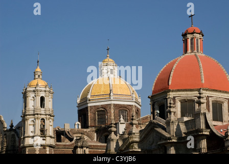 Basilica di Nostra Signora di Guadalupe.Città del Messico. Cupole di antica Basilica. Foto Stock