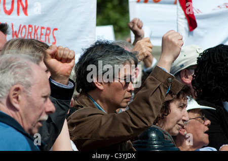 I membri del pubblico con pugni sollevata al giorno di maggio al Rally di Trafalgar Square, Londra, Regno Unito, 2011 Foto Stock