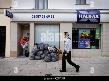 Un passante da al di fuori di una filiale della Halifax Bank a Cheltenham Regno Unito Foto Stock